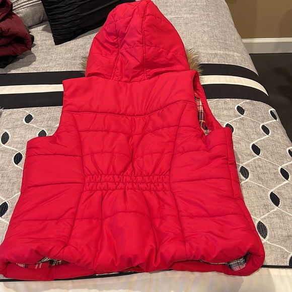 Red vest - Picture 2 of 12